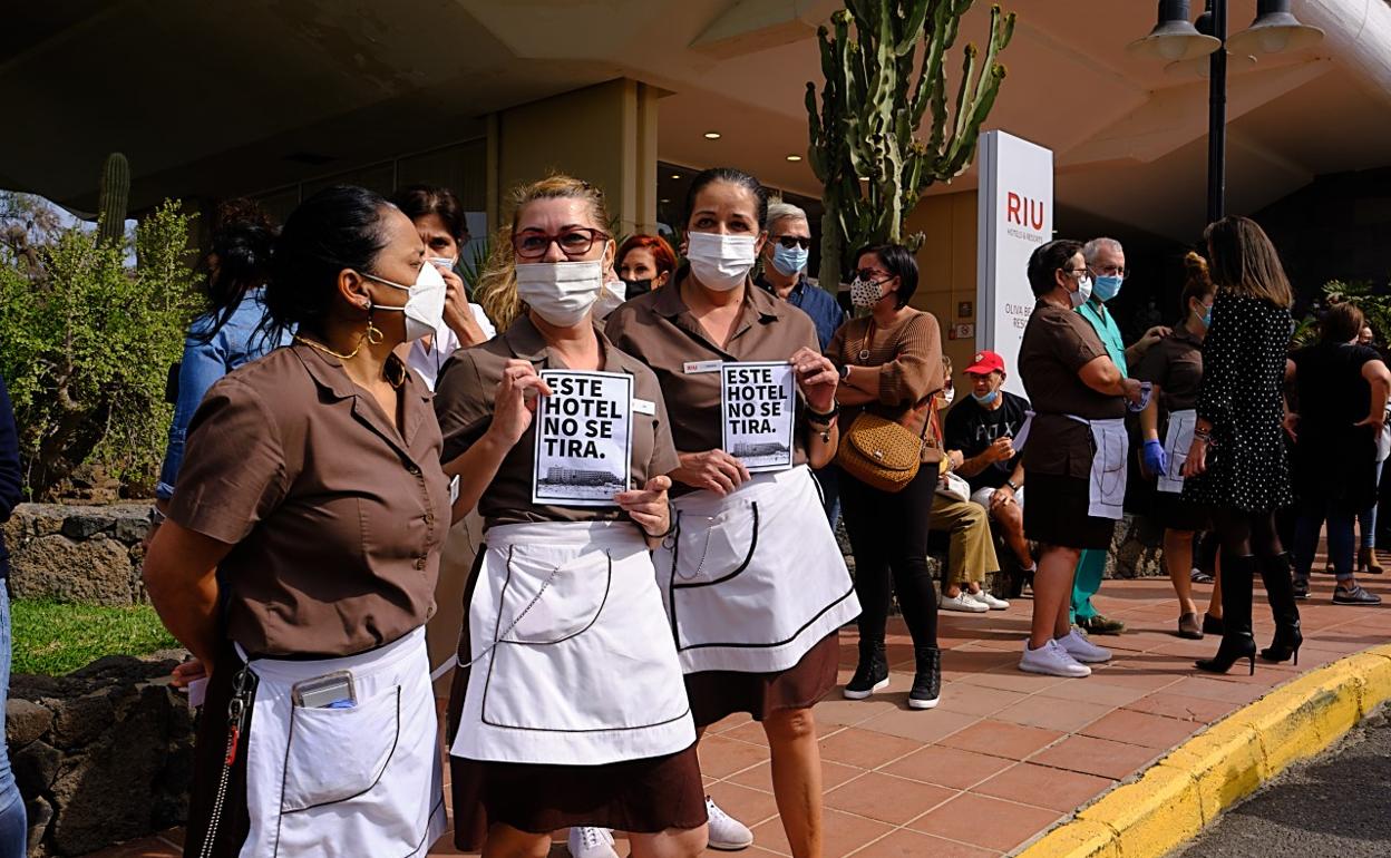 Camareras del hotel Oliva Beach, en las Grandes Playas de Corralejo, en una de las numerosas protestas a las puertas del mismo establecimiento. 