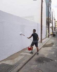 Imagen secundaria 2 - Arriba, el solar limpio. Sobre estas líneas, la basura que acumulaba y la pintura del nuevo muro. 