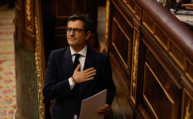 El ministro Félix Bolaños baja del atril del Congreso tras defender el proyecto de ley. 
