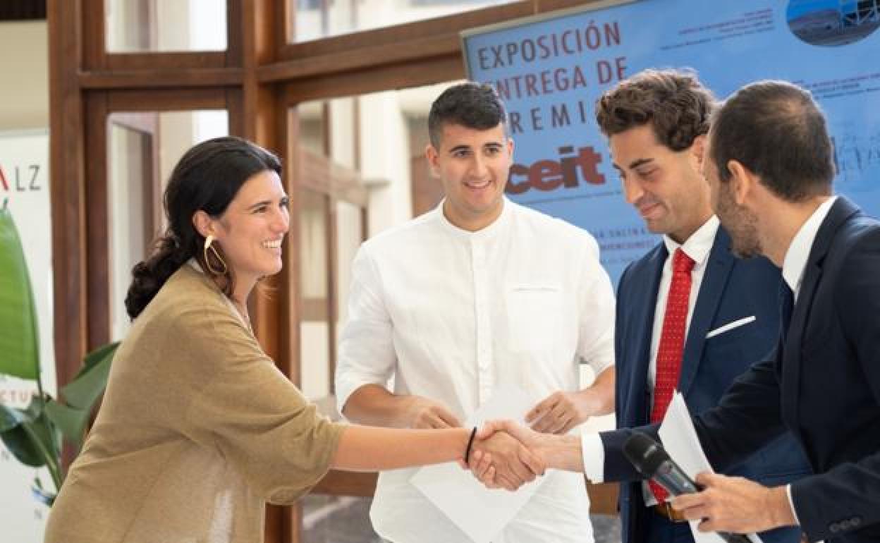 Miñarro, con corbata roja, en la entrega de prermios. 