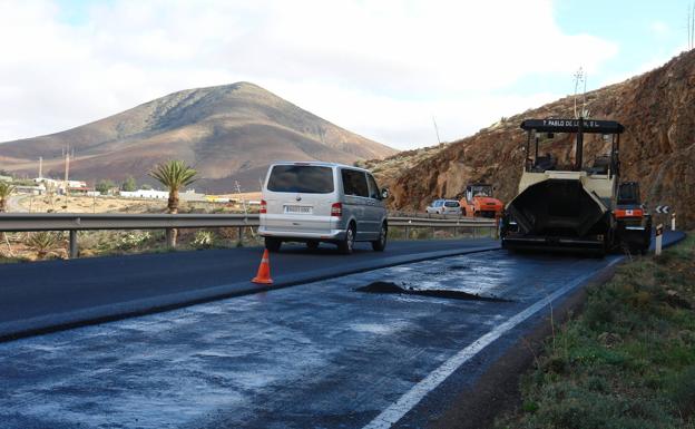 Los cabildos realizan el mantenimiento de las carreteras regionales e insulares. 