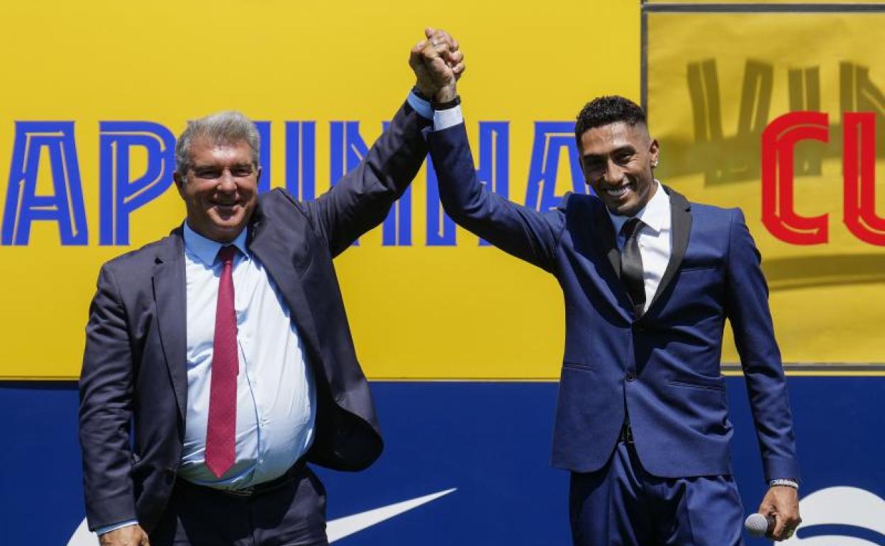 Joan Laporta posa con Raphinha durante la presentación del brasileño como nuevo jugador del Barça. 