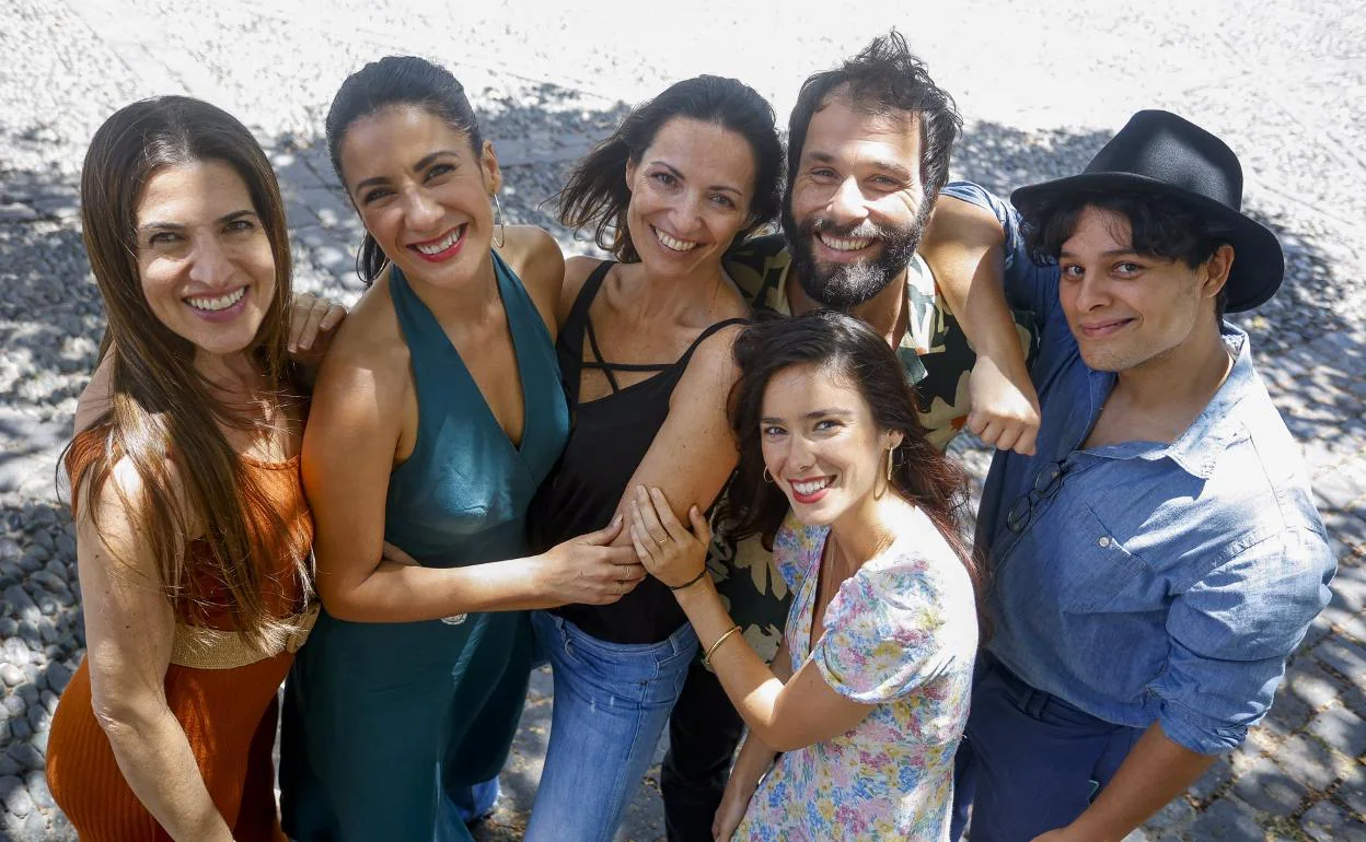 De izquierda a derecha, Geny Díaz, Yanely Hernández, Eva M. Cavadas, Sofía Rubro, Maykol Hernández y Saulo Trujillo, parte del elenco de 'Medea XXI', en la capital grancanaria. 