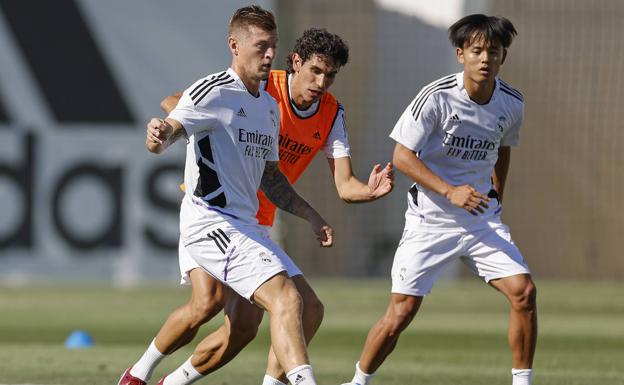 Kroos, Vallejo y Kubo, durante un entrenamiento del Real Madrid. /Antonio Villalba (Efe)