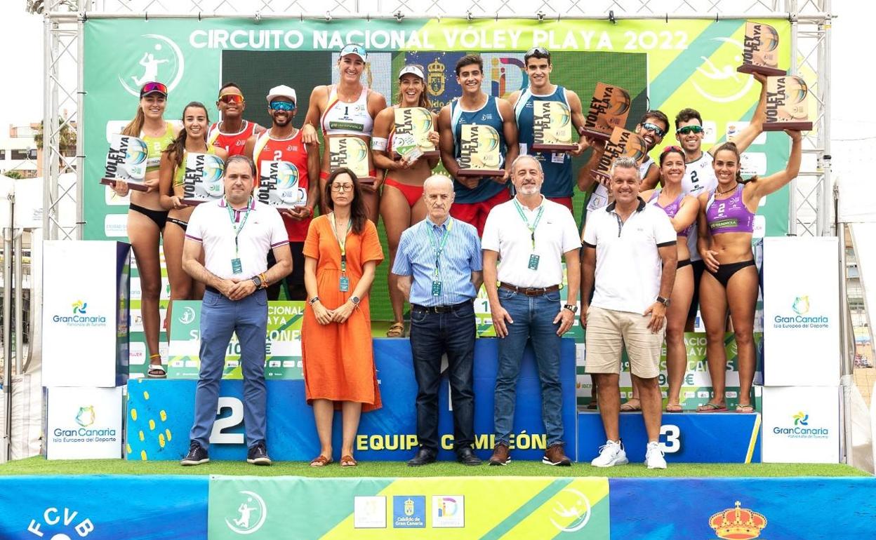 Autoridades y deportistas más destacados, en la clausura del evento. 