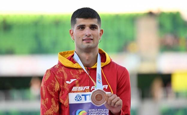 Asier Martínez, con su medalla de bronce. 