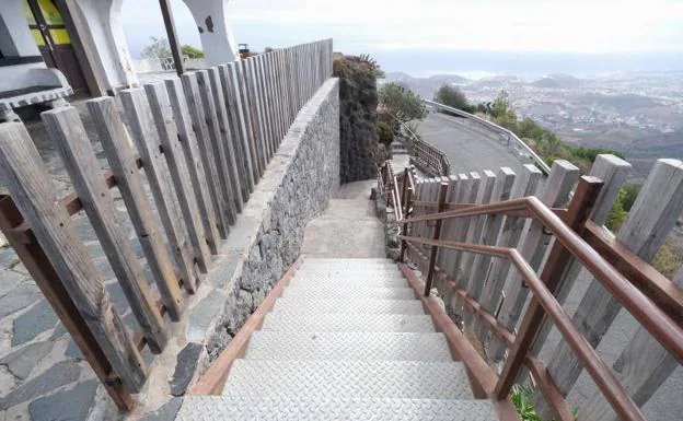 Escaleras de acceso a los baños públicos del Pico de Bandama, también cerrrados al uso. 