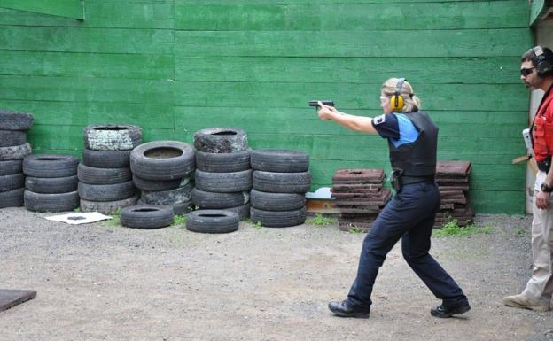 Prácticas de tiro por parte de una agente de la Policía Local. 