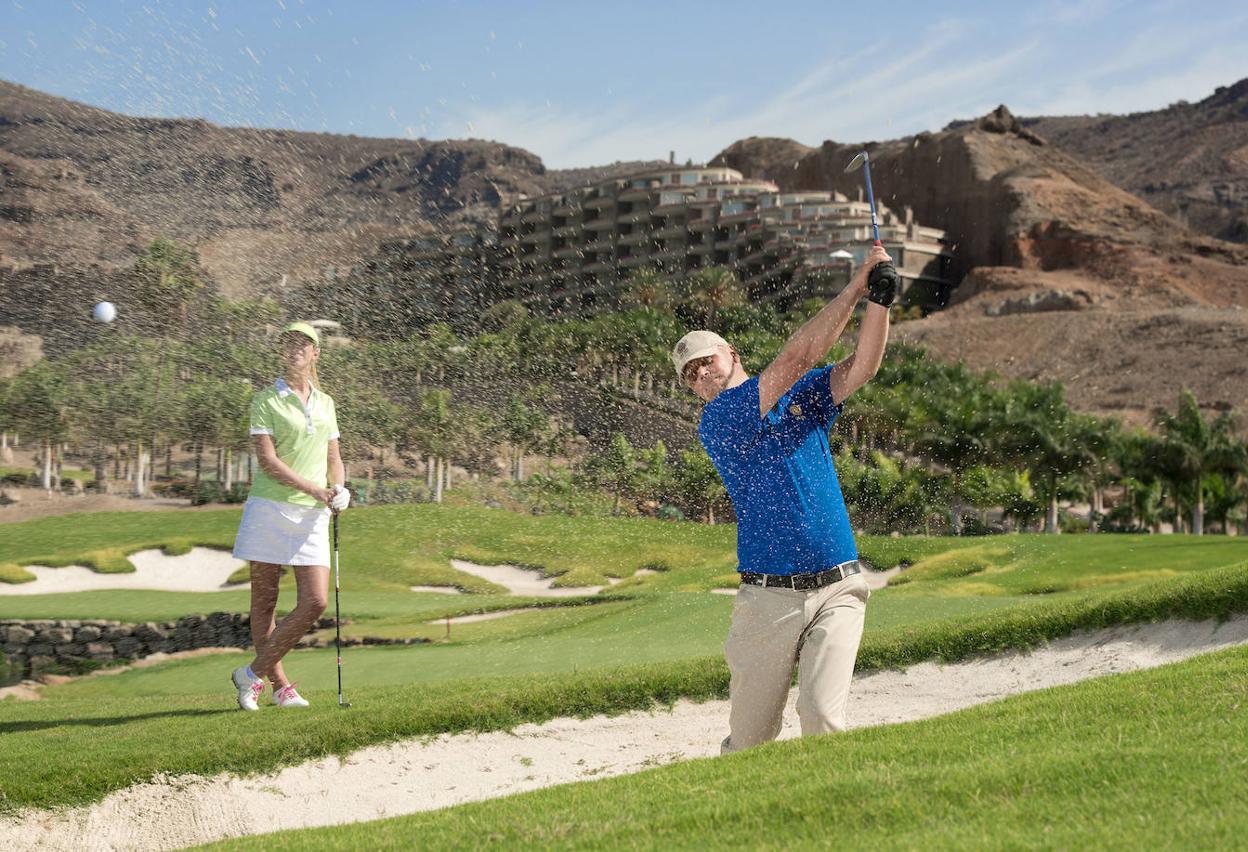 Jugadores practicando golf en Anfi Tauro. 