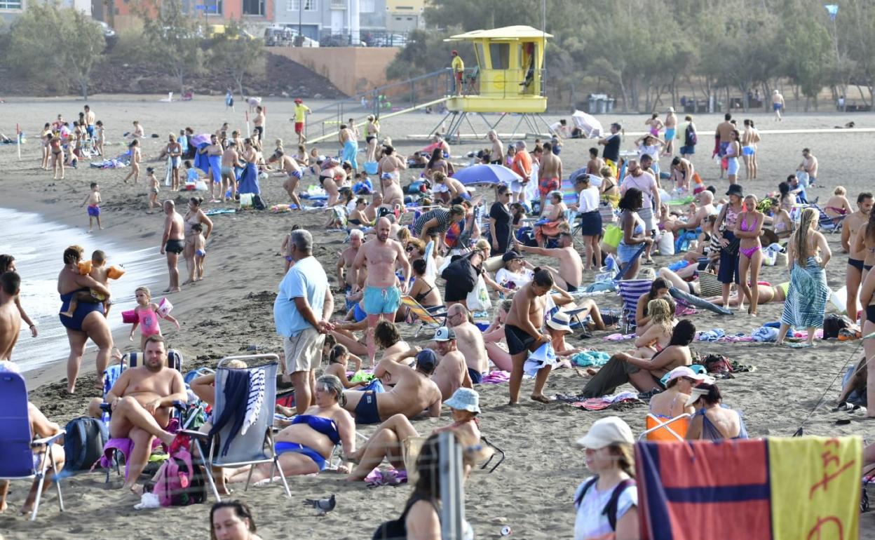 El calor reinante invita a acercarse a las playas de la isla. 