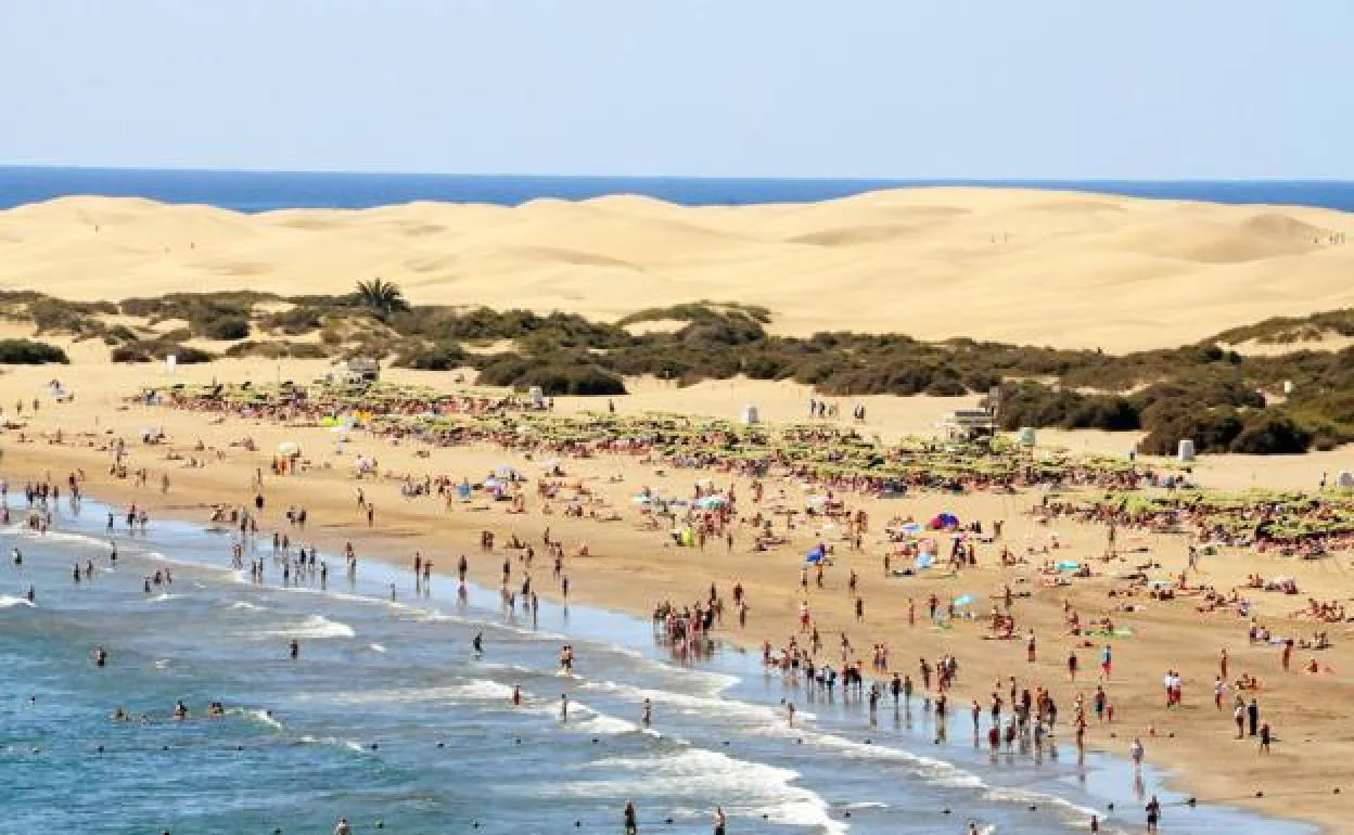 Vista de Playa del Inglés, y al fondo, las Dunas de Maspalomas. 