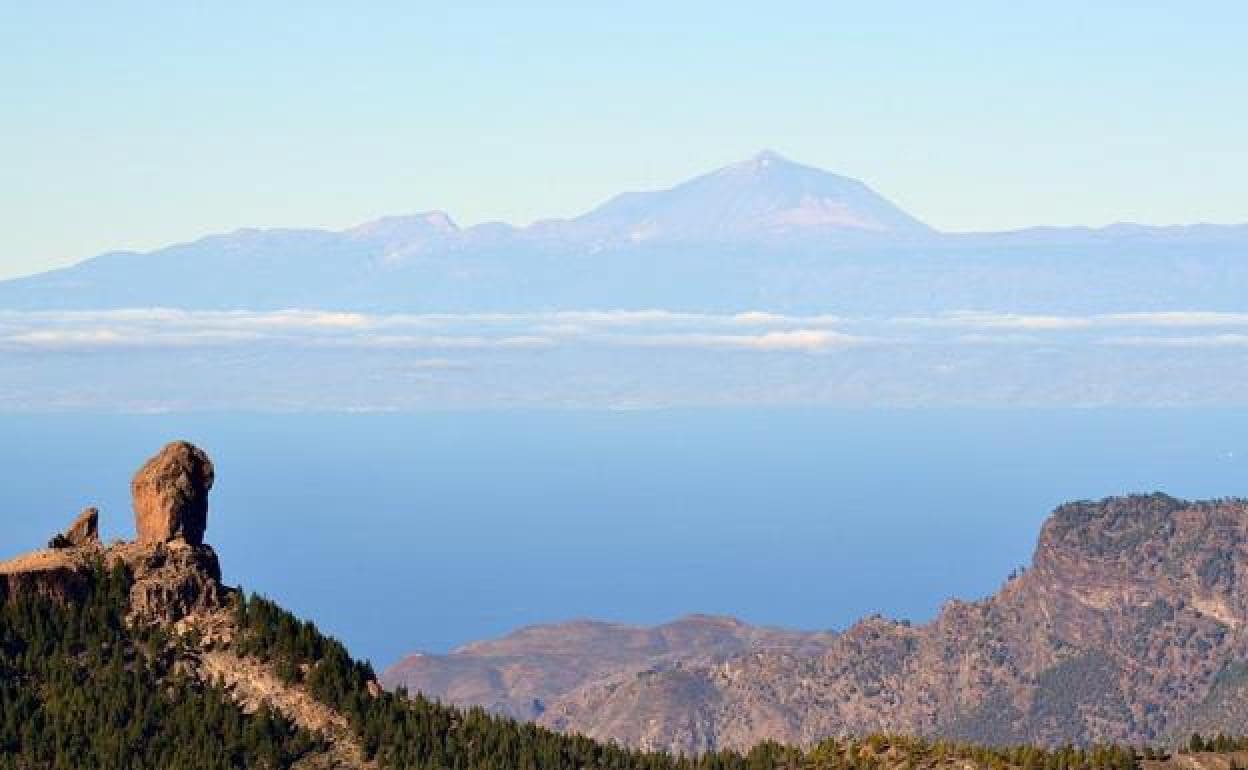 Imagen del Roque Nublo y de fondo El Teide. 