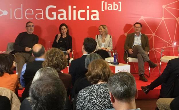 Álvaro García Ortiz, a la derecha en el escenario, durante un 'laboratorio de ideas' del PSOE gallego en Santiago de Compostela en 2019. E