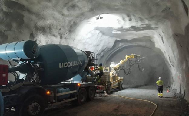 Trabajos de proyección de hormigón en uno de los túneles de El Risco-Agaete. 