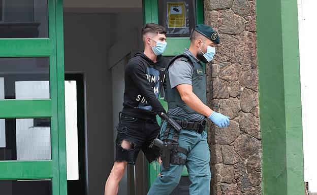 Otro de los seis detenidos por los actos violentos del fin de semana en Corralejo que acabaron con un herido con arma blanca. 