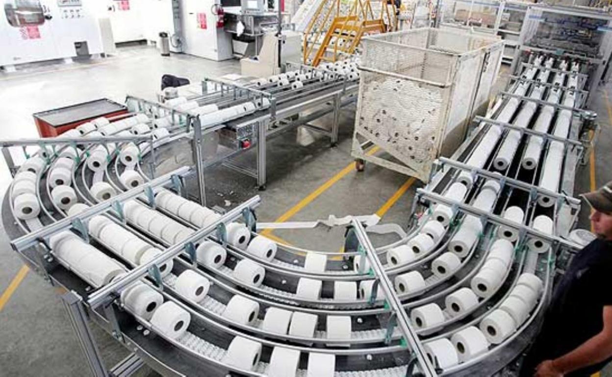 Imagen de archivo del trabajo en una planta industrial. 