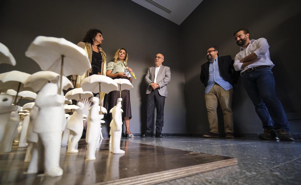 Elena Acosta, Guacimara Medina, Antonio Morales, Javier Pueyo y Juan Márquez, este miércoles, en la presentación de la muestra. 