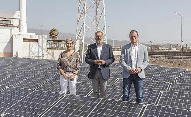 Ana Hernández, Francisco García y Óscar Hernández, en medio de la planta fotovoltaica de la depuradora. 