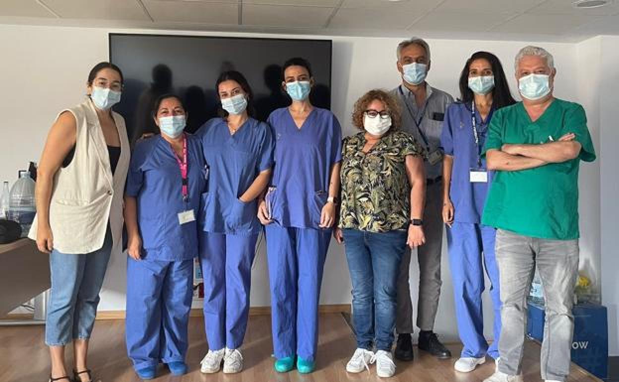 Las dos nuevas matronas, con responsables del Hospital. 