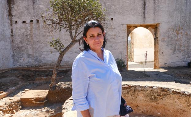 Nona Perera, directora general de Patrimonio Cultural del Ejecutivo regional, durante una visita a las sucesivas campañas de prospeccción arqueológica en el convento de San Buenaventura. 