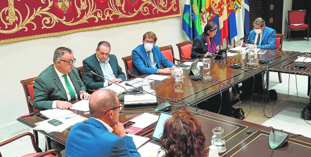 El pacto cierra filas con Domínguez, que elude aclarar las incógnitas