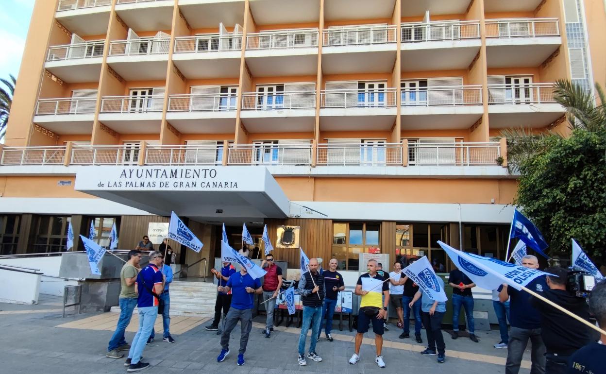 Manifestación de policías y bomberos a las puertas de las oficinas municipales. 