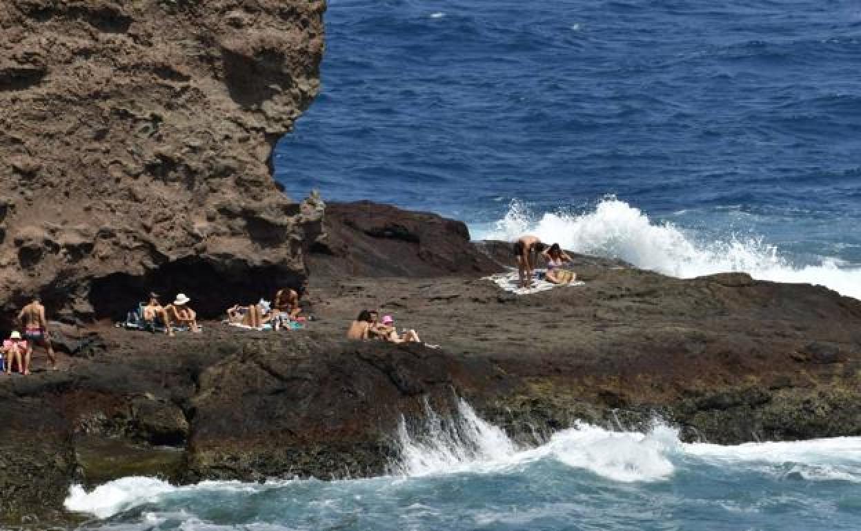 Los baños en el mar constituyen uno de los grandes remedios para combatir el calor. 