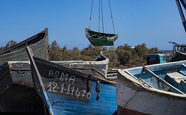 Un momento de las tareas de traslado de las pateras. 