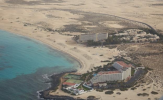 Los dos hoteles de la cadena Riu en las Grandes Playas: en primer término, el Tres Islas; y en segundo el Oliva Beach con los apartamentos. 