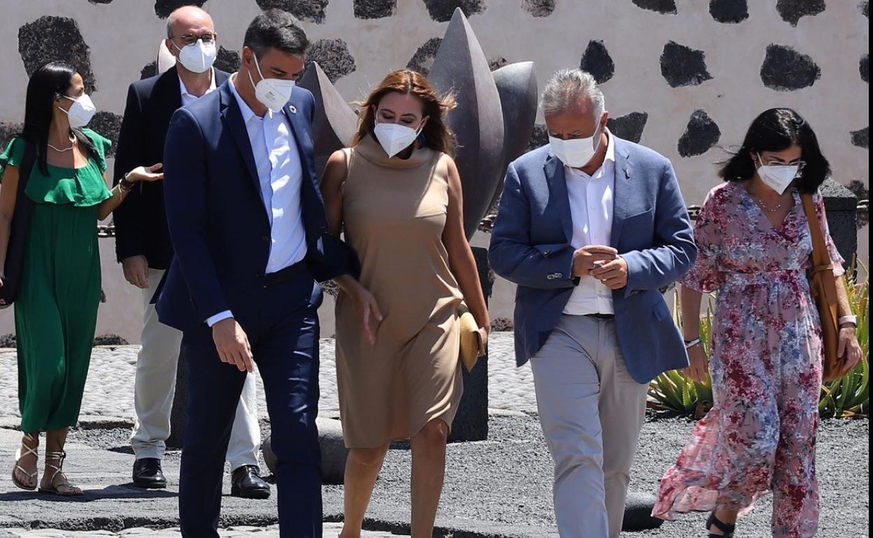 Sánchez, con la ministra Carolina Darias, el presidente canario Angel Víctor Torres y María Dolores Corujo, presidenta lanzaroteña, en otras vacaciones en la isla. 