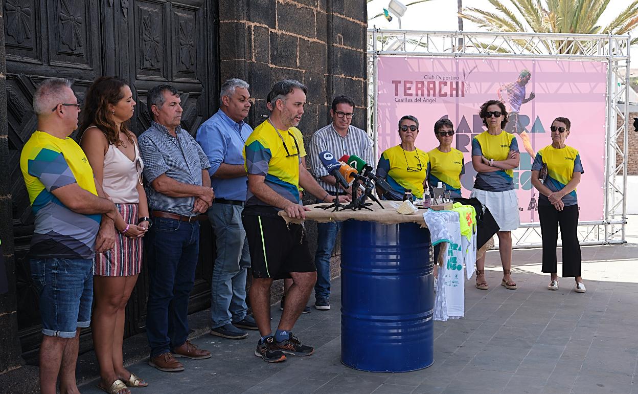 El acto de presentación de la carrera de montaña tuvo lugar en la plaza de la iglesia de Santa Ana. 