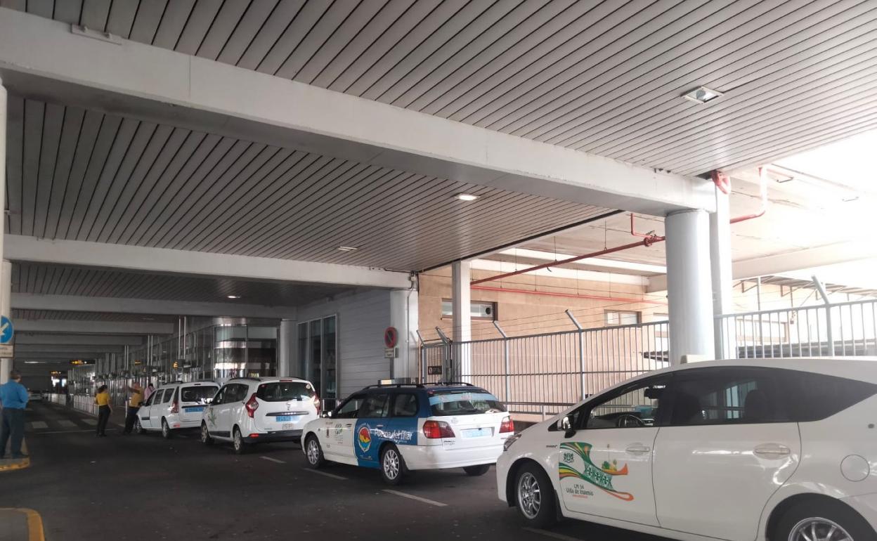 Imagen de taxis de Telde e Ingenio esperando para cargar en el aeropuerto. 