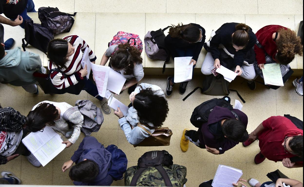 Imagen de archivo de estudiantes en una de las facultades de la ULPGC en el campus de Tafira. 