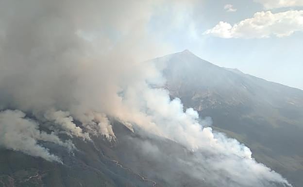 El fuego con el Teide al fondo.