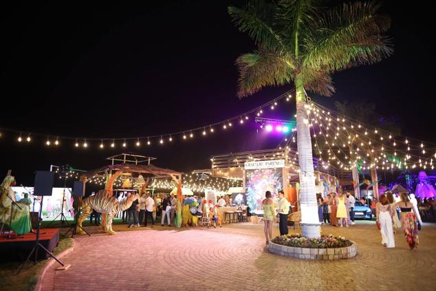 El decorado, plagado de llamativos colores y animales salvajes, envolvió cada rincón del campo de golf y trasladó a los asistentes al corazón de África.