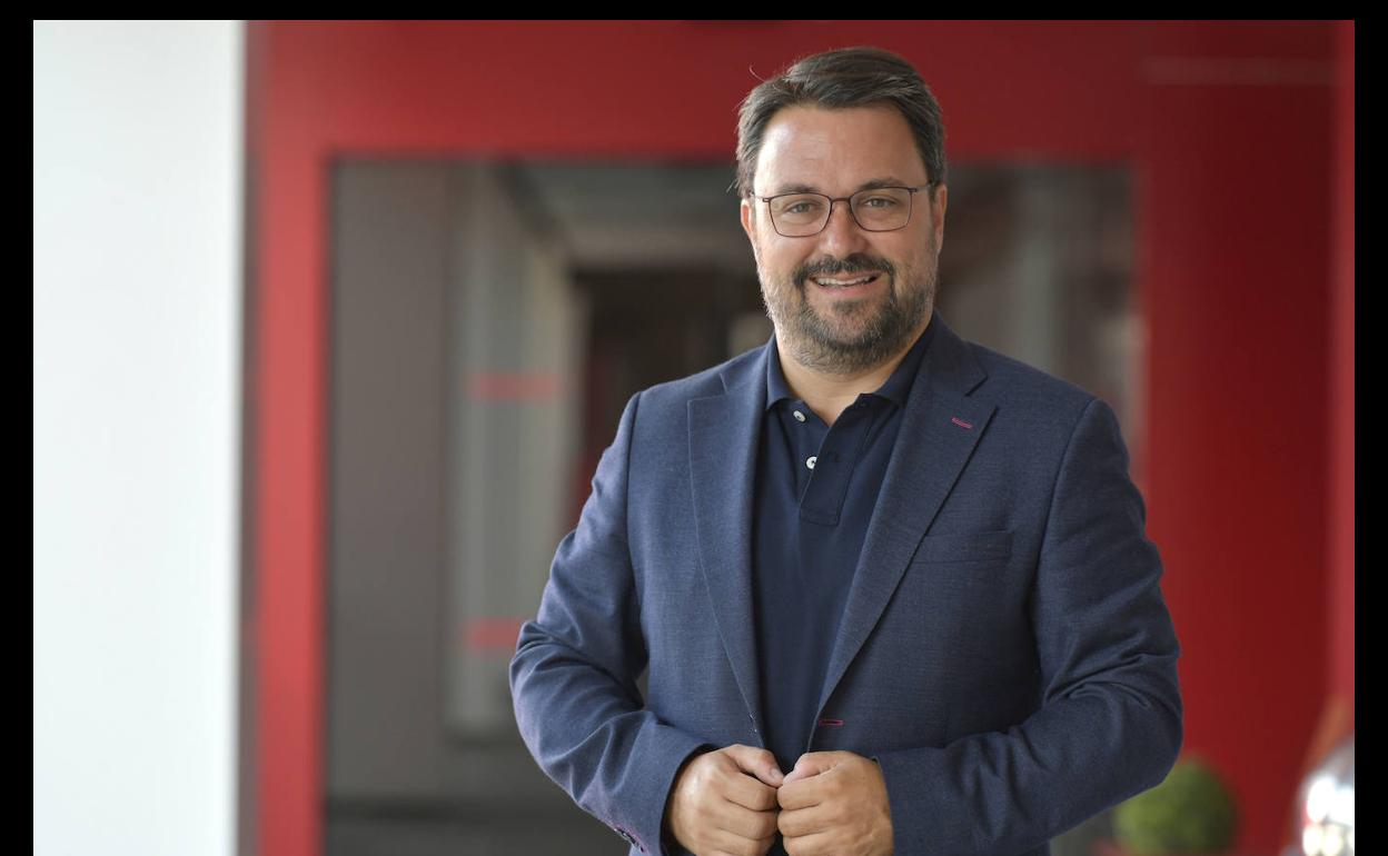 Asier Antona es senador autonómico por el Partido Popular. 