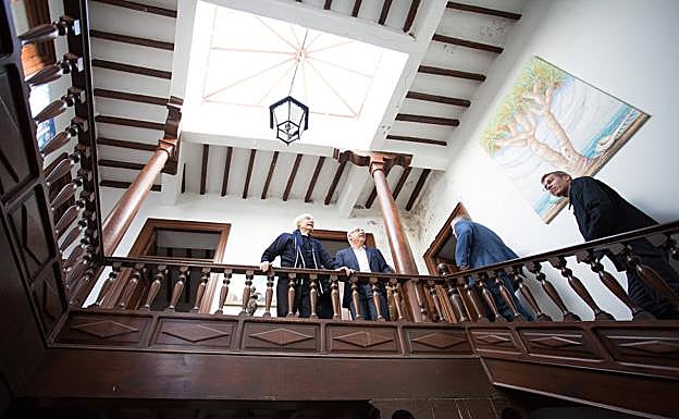 Interior de la casa de dos plantas del artista Pepe Dámaso en el casco de Agaete. 