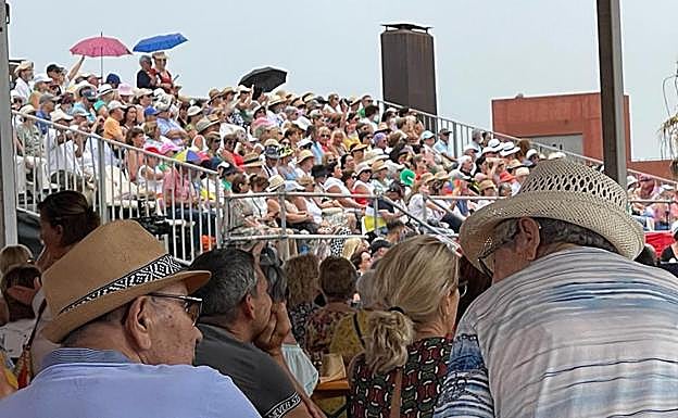Las gradas de la plaza de la Música se llenaron desde mediodía del sábado. 
