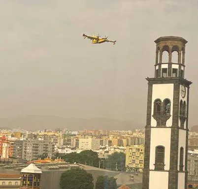 El hidroavión que trabaja en la extinción del fuego sobrevuela Tenerife. 