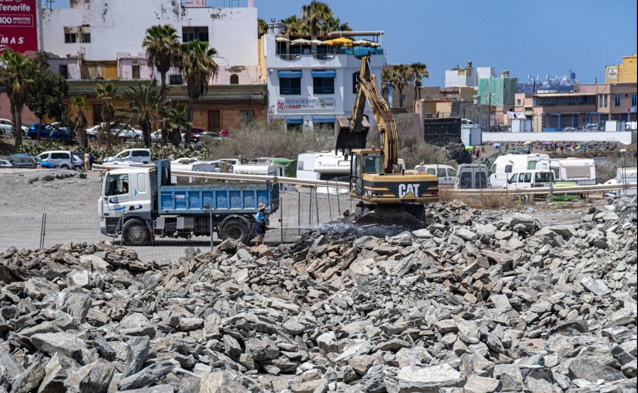 Los camiones han comenzado a trasladar el material para crear el acceso hasta el litoral. 