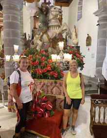 Imagen secundaria 2 - Arriba, otro momento de la procesión. Debajo, misa solemne del día grande y, al lado, Luci Morales y Neli Bolaños, junto al trono. 