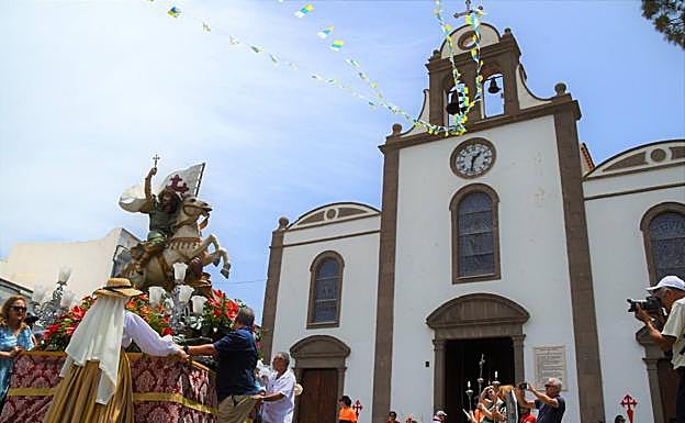 Un momento de la salida de la procesión de Santiago Apóstol. 