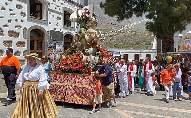 Imagen principal - Arriba, otro momento de la procesión. Debajo, misa solemne del día grande y, al lado, Luci Morales y Neli Bolaños, junto al trono. 