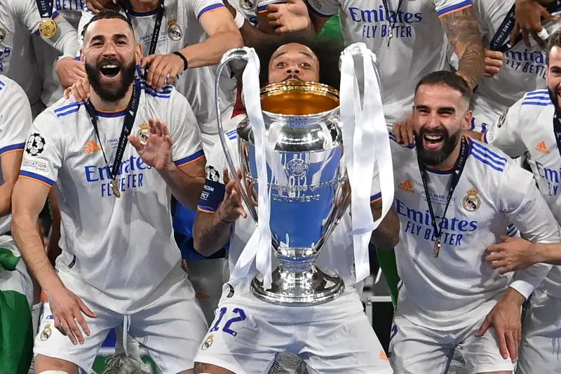 Marcelo levanta al cielo de París la Liga de Campeones conquistada la pasada temporada por el Real Madrid, último título del brasileño con el conjuno blanco.