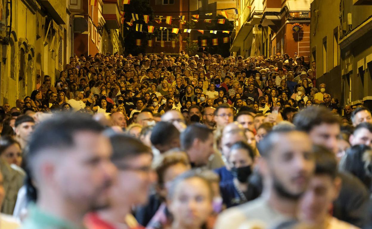 Una multitud de almas que espera a la Virgen en su salida del templo. 