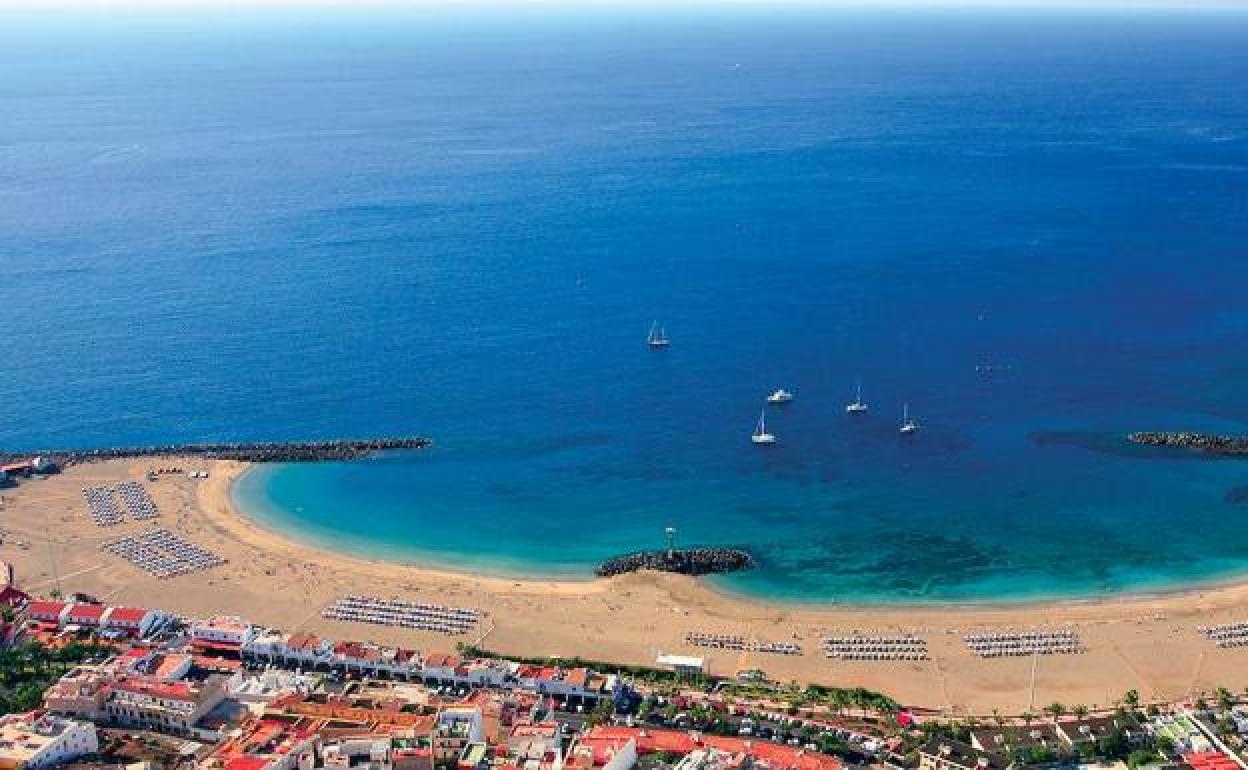 Arona no prohíbe la realización de castillos en sus playa