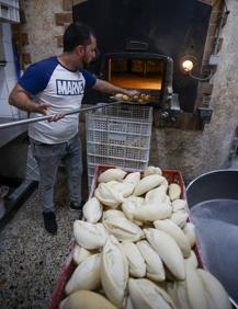 Imagen secundaria 2 - El propietario señala que en su obrador todo el proceso es artesanal.