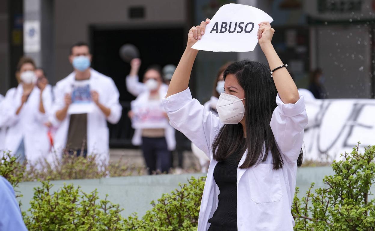 Más de 2.200 médicos temporales protestaron en abril en Canarias por sus condiciones. 