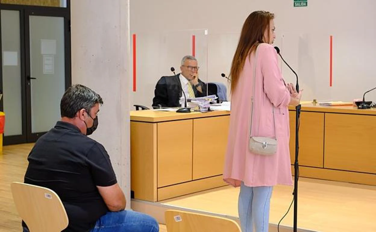 El concejal capitalino José Juan Herrera Martel, su abogado Raúl Miranda y Yaiza Sotorrío, en el juicio oral. 