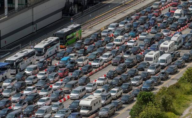 El inicio de las vacaciones escolares en Reino Unido generaron esta semana enormes colas en Dover en dirección a Francia, para acceder al Eurotúnel